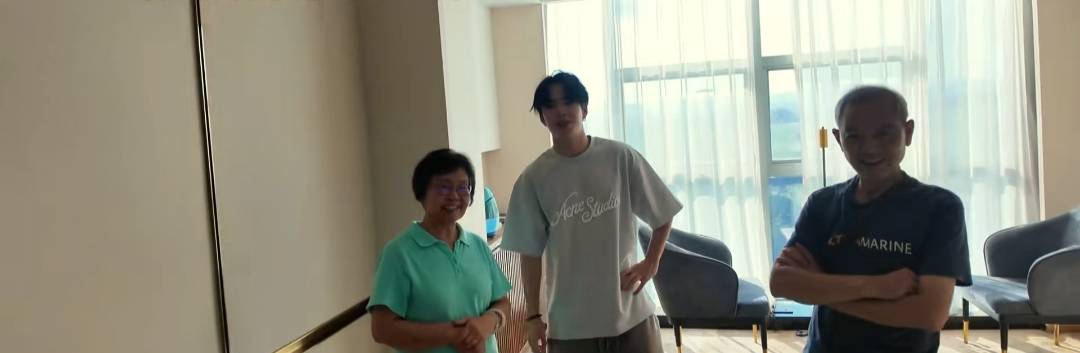 重庆老家岳父岳母罕露面老家别墅典雅别致麻将胡了试玩模拟器王中磊携儿子陪老婆回(图7) 重庆老家岳父岳母罕露面老家别墅典雅别致麻将胡了试玩模拟器王中磊携儿子陪老婆回(图7)